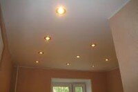 Рассмотрены варианты расположения светильников на кухне с натяжным потолком