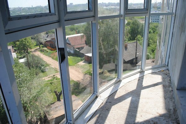 Варианты панорамного остекления балкона
