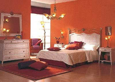 Оранжевый цвет стен в спальне
