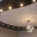 Варианты освещения натяжного потолка точечными светильниками